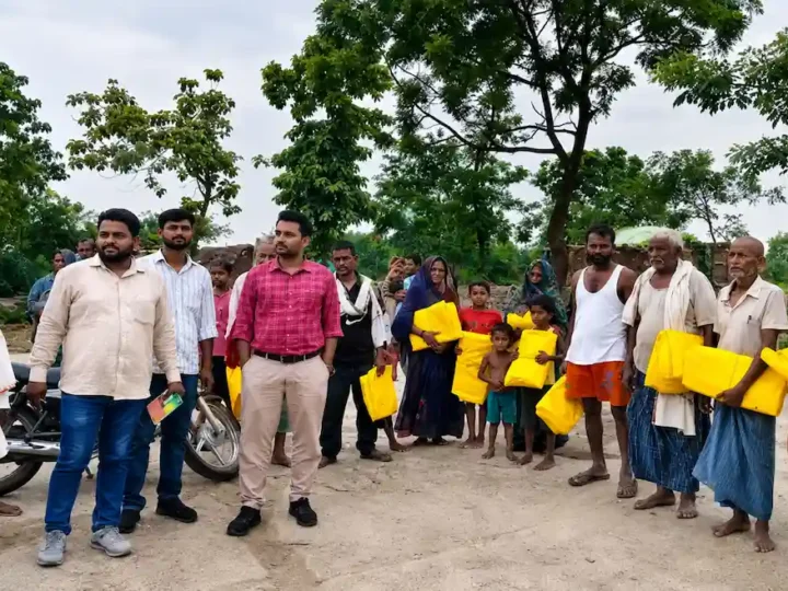 Ballia News Today: घाघरा कटान से प्रभावित भोजपुरवा गांव में पीड़ितों को बांटे तिरपाल