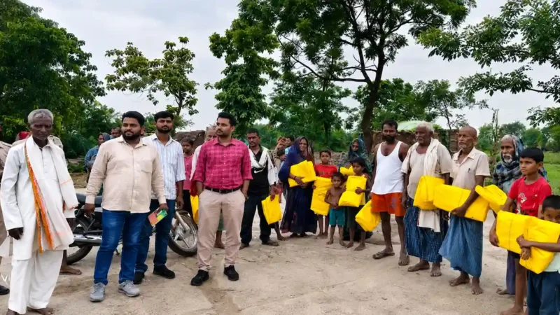 Ballia News Today: घाघरा कटान से प्रभावित भोजपुरवा गांव में पीड़ितों को बांटे तिरपाल
