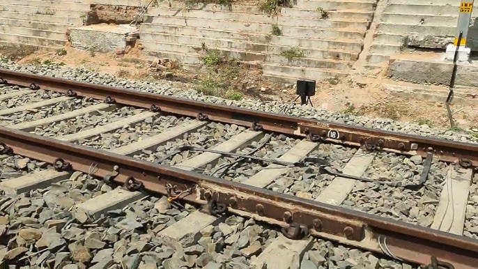बलिया में प्रेमी से शादी न होने पर 18 वर्षीय युवती ने ट्रेन के आगे कूदकर आत्महत्या की