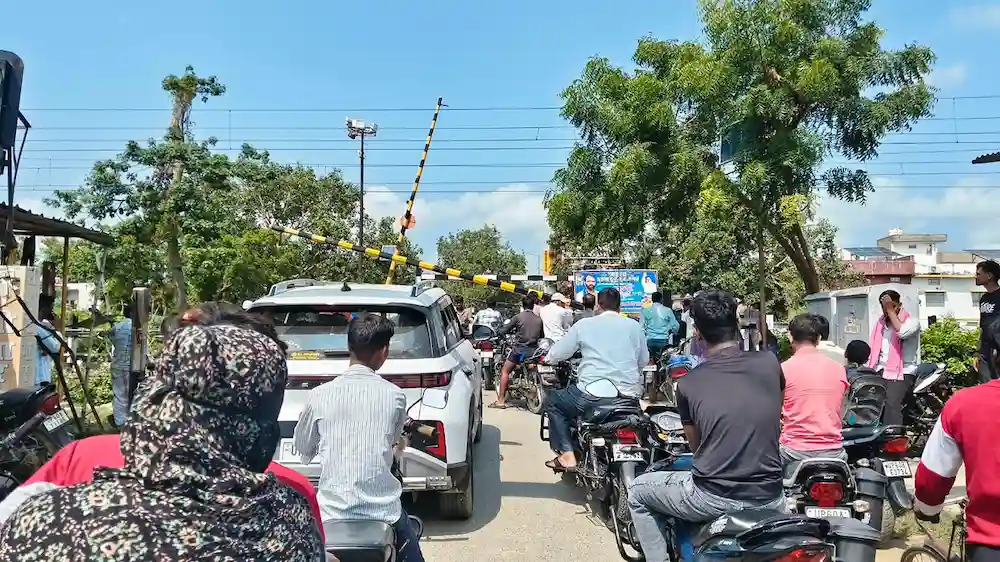 ballia chitbaragaon school vehicle breaks railway crossing
